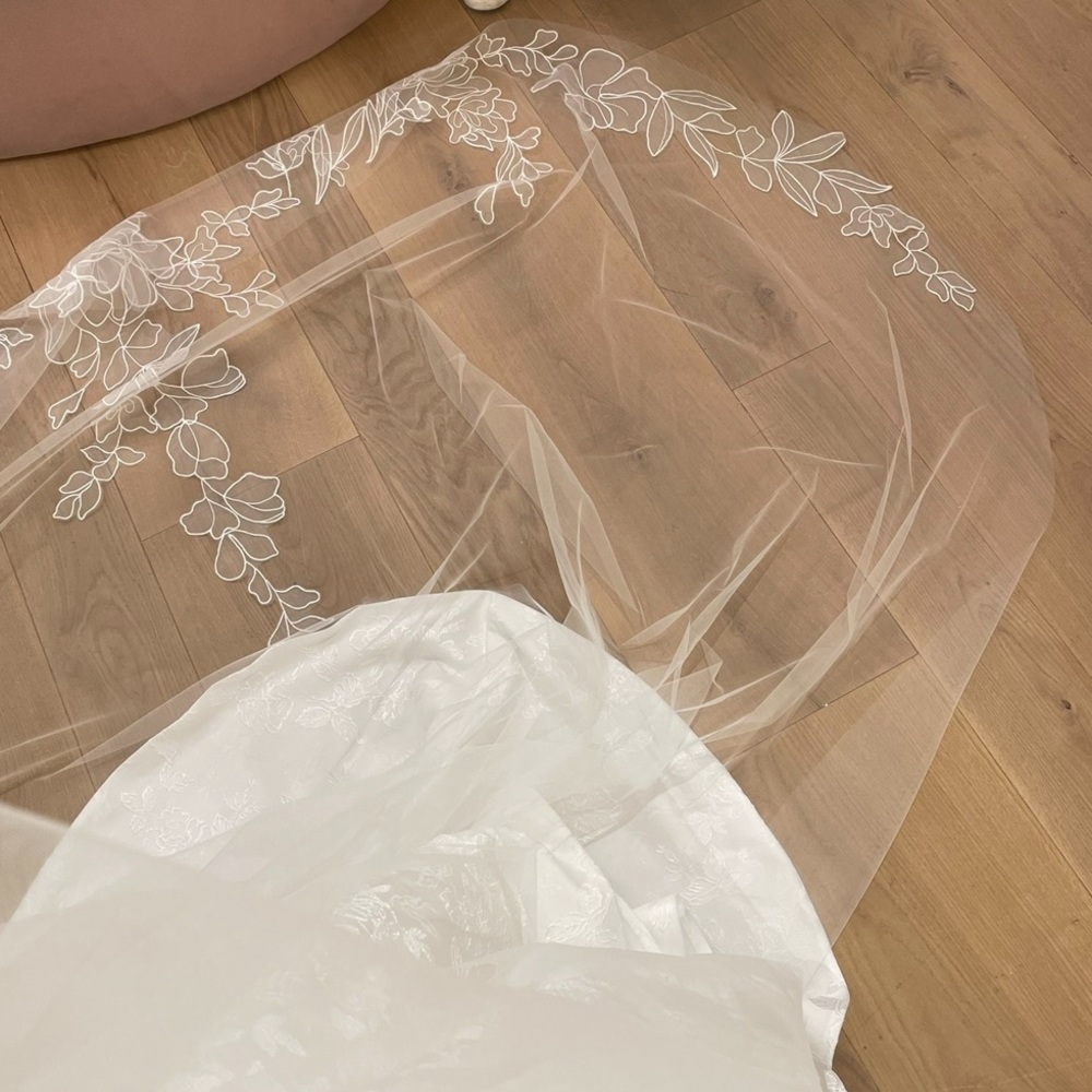 Detailed wedding veil. Worn once and dry cleaned. - Picture 1 of 1